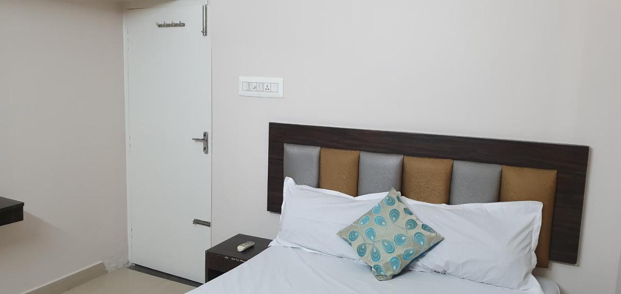 Modern Villa Chennai Bagian luar foto